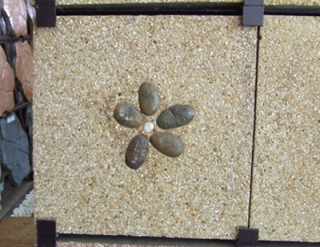 แผ่นทางเดินทรายล้าง 30 x 30 ซม แผ่นทางเดินทรายล้าง 30 x 30 ซม. สีเหลือง 1 ดอกน้ำตาล